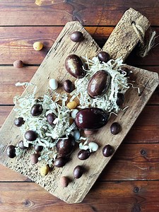 Classic filled chocolate Easter eggs add a sense of festivity and indulgence at Easter. Making them is a nice and easy activity. Perfect for at Sunday project. Or Monday. Or Tuesday. Or.... 😋👌 | Jeanne d'Arc Living