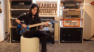Jen Majura se prête au jeu de l'interview sans mot et répond à nos questions avec sa guitare ! ✌ #SayItWithALick | Thomann