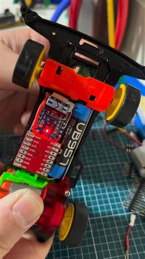 newzzintwo on Instagram: "미니사구 semi RC의 스위치 기능 구현에 성공했다. 예전에는 0.3T로 단자를 하나하나 가공한 뒤, AWG22 전선을 통해 납땜하는 방식으로 구현을 시도했었다. 하지만 작업 난이도가 높았고, 단자 간 접점이 불안정해 붙었다가 떨어지는 현상이 자주 발생했다. 이번에는 기능적으로는 구현에 성공했지만, 실제 주행 중 코스 벽면에 닿는 상황이 생기면 배터리가 빠져나갈 가능성이 있어 보인다. 배터리 홀더를 추가하면 해결될 것 같지만, 기존 미니사구 배터리 홀더는 TB6612FNG 간섭 때문에 장착이 어렵다. 그래서 3D 프린터로 배터리 고정 구조를 모델링해보려 한다. 과연 “딸깍” 하고 확실히 체결되는 형태로 구현이 될지, 다음 단계에서 검증해봐야겠다. #JLCPCB #Mini4WD #Mini4WDRC #RCConversion #EasyEDA"