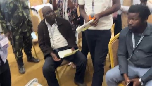 #Times360Malawi Mabokosi awiri a okhala ndi mavoti owonongeka (null and void) ochoka ku Chikwawa afika ku tally center mu mzinda wa Lilongwe. Zotsatilazi zomwe ndi za phungu za dera la Chikwawa Central West komanso za mtsogoleri, zinasochera ndikukayikidwa kumalo osungira katundu (Warehouse). Pakadali pano oyimira zipani komanso nthumwi za bungwe la Mec akufuna awerenge ngati zomwe zili mabokosimo zikufanana ndi zomwe zinalembedwa pa pepala. Wolemba Mercy Matonga | Times 360 Malawi