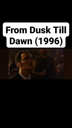 Uno de los momentos más memorables del cine de los 90 es el legendario baile de Salma Hayek en From Dusk Till Dawn (1996). Salma tiene fobia a las serpientes y estuvo a punto de rechazar el papel. Robert Rodríguez y Quentin Tarantino la convencieron diciéndole en broma que, si no aceptaba, se la darían a Madonna. Lo más sorprendente es que el baile fue totalmente improvisado, ya que como dijo la propia Salma “no puedes coreografiar a una serpiente”. El resultado fue una de las escenas más icónic