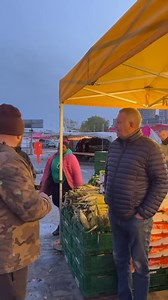 7h00, Bonjour, une heure de dodo en plus, ça fait du bien! On est là en forme, Kevin des fruits et légumes Appeltants et le chef discutent du foot ⚽️, pas content le chef. Dernière batte avec la grande terrasse, on vous attend nombreux ❤️ | Café Lequet