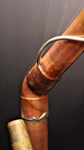 868K views · 14K reactions |  Soldadura en tubería de cobre  La soldadura en cobre permite unir tuberías de forma hermética y resistente. El proceso consiste en limpiar las piezas, aplicar flux, calentar y dejar que la soldadura fluya por capilaridad. Una buena soldadura evita fugas y garantiza una instalación segura y duradera. ‍ Para trabajos en cobre, confía en manos profesionales. Ferreplomería Garfer ️ | Ferreplomeria GarFer | Facebook