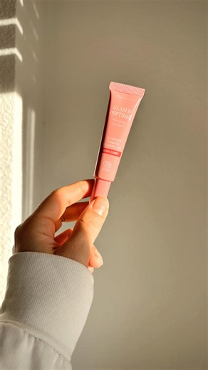 Laura Mantecón • Wellness | Beauty | Lifestyle on Instagram: "✨El nuevo bálsamo labial de @almasecret_es del que vas a enamorarte 🫦 Si ya me conquistaron locamente con el gel para definir mis rizos 🫶🏼 (el que llevo hoy en el video, por cierto)… Ahora llegan con este último lanzamiento y dan en el clavo con esté bálsamo con color que deja unos labios súper hidratados, con ese efecto jugoso tan bonito y un brillo muy natural, sin sensación pegajosa 🤩 Me encanta para usar en el día a día porque