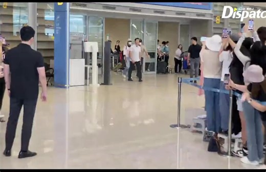 Taehyung at Incheon Airport returning from Paris WELCOME HOME TAEHYUNG 🎥:Dispatch –kthbabyv🐯 | Taekook Updates