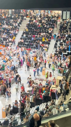 Après un premier jour inoubliable à Aix-en-Provence, Amma nous a inspirés aujourd’hui par ses enseignements, ses méditations des fleurs blanches pour la paix dans le monde, et ses chants… avant de donner le darshan aux milliers de personnes présentes. Ne manquez pas l’occasion de rencontrer Amma demain et d’expérimenter l’ atmosphère de compassion, de sérénité et de joie du lieu 🌸 #ammaeurope2025 #MataAmritanandamayi #compassion #ammatour | Amma en France ETW