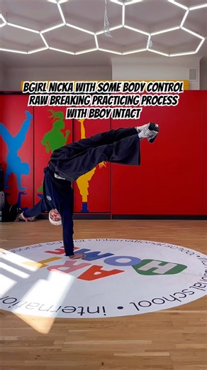 Bgirl Nicka at breaking practicing // body control
