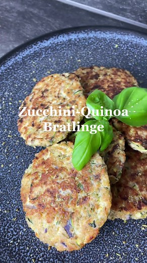 Gesunde Quinoa-Zucchini Bratlinge. Schnell und einfach zubereitet. Du musst alle Zutaten nur in eine Schüssel werfen und ✅. Zutaten für ca. 8-9 Stück: • 200 g Zucchini (1 große Zucchini) • 150 g Quinoa • 1 Zwiebel • 1 Ei Größe L • 50 g Parmesankäse • 1 TL Petersilie • 80 g Mehl • 2 EL Speisestärke • 1 Prise Salz Zubereitung: • Quinoa zubereiten. • Alle anderen Zutaten in eine Schüssel geben. • Sobald der Quinoa fertig ist, diesen ebenfalls in die Schüssel geben und alles gut miteinander vermenge