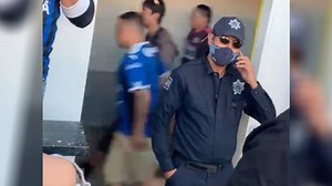 Querétaro: Viralizan registro de policía hablando por teléfono en plena "batalla campal"