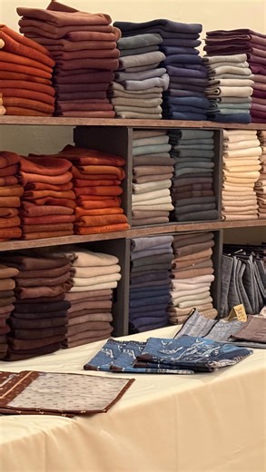 Blackberry Primitives on Instagram: "Needle & Thread Retreat. Newburyport, MA Been a great week thus far! We have stitched, visited Crane Estate, Old Newbury Museum and making new friendships. Tomorrow we get to shop antique textiles! Don’t forgot our open house Thursday night from 5-8. #blackberryprimitives #stacynash #handdyedwool #blackberryprimitiveswool #handdyedlinen #woolappliqué #blackberryprimitiveslinen #wool #blackberryprimitiveslinen #woolapplique #maggiebonanomi #woolappliqué #needl