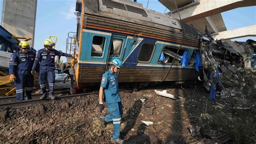 Al menos 32 muertos tras la caída de una grúa sobre un tren de pasajeros en Tailandia
