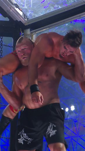 Brock Lesnar subió a lo alto de la Cámara de Eliminación por Austin Theory en #WWEChamber 2022 💥😱 | WWE Español