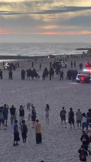 Scenes from the Wild West in Newport Beach this evening, which led to the city shutting all its businesses down around Newport pier up to PCH. Not one bar is open tonight in this part of Newport. @herbertgcalderonu