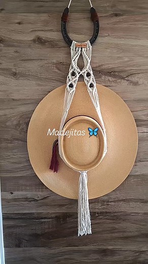 Porta sombrero tejido en macramé, con herradura y aplicaciones en cuero . #hechoamano #madejitashechoamano #decoracioninteriores #hechoconamor❤ #hechoenchile #artesania #artesano #macramelove #macramé #EstiloVintage #chillan | Madejitas Hecho A Mano