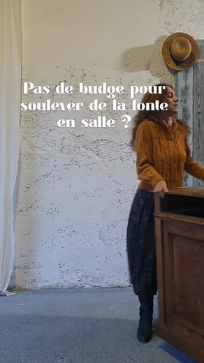 Bon je triche, j'avais l'aide de mon acolyte mais c'était ça ou le lumbago ! C'est aussi ça que j'aime dans les meubles anciens : leur robustesse. Ils ont été bâtis pour durer, et leur poids est gage de qualité. Je m'attaque donc à ce magnifique vaissellier, hâte de vous présenter les étapes de réno ! #brocante #secondevie #secondemain #meublesvintage #boismassif #meubleancien #rénovation #vaissellier #campagnechic #buffet | Cour du Figuier