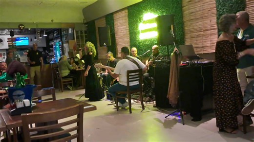Hoje foi noite de prestigiar o projeto Samba de Saia das minhas amigas Claudia RChain e Fernanda Muniz que cada 15 dias fazem um belo show no Restaurante @varanda_sp Rua Chico pontes 519 .nos intervalos o meu amigo DJ Djhenrique faz a festa Video das minha amiga Fernanda Muniz
