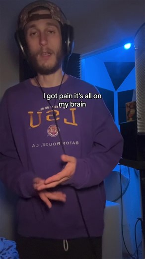 in the studio working on new music tonight 🔥 hit me up if you wanna hear it early 🤙 #acousticrap #melodicrap #originalsong #independentartist #acoustic