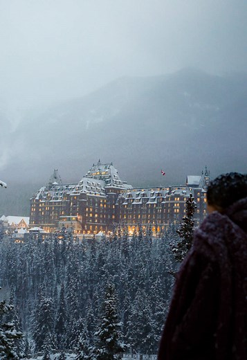 Soft snowfall, glowing lights, and a castle hidden in the forest ❄️🏰✨ Surprise Corner is where Banff turns into a fairytale 🤍 📍 Banff, Alberta, Canada . . . . . . . . . #banff #BanffNationalPark #FairmontBanffSprings #BanffViewpoint #BanffWinter Fairmont Banff Springs, Surprise Corner Banff, Banff viewpoint, Banff winter scenery, Banff National Park, Banff castle hotel, winter in Banff, Banff photography, iconic Banff views @Fairmont Hotels & Resorts
