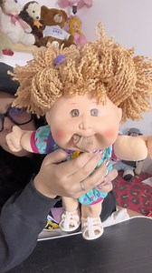 A Cabbage Patch Snack Time que COME cabelo… e dessa vez DESTRUIU uma LÍNGUA! 😱🧸💇‍♀️ Mostrei tudo no vídeo — você não vai acreditar no que essa boneca fez! #infantil #brinquedo #bizarro #assustador #anos90 | reviraevoltha