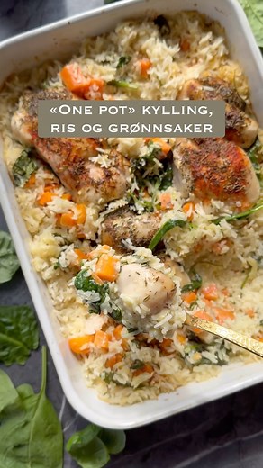Tilbake til hverdagen med denne enkle «one pot» kylling, ris og grønnsaks-middagen! Legg gjerne igjen en kommentar på hva din «go to» hverdagsrett er (jeg trenger inspo🌸)👇🏼 600 g lårfilet av kylling 2 ss olivenolje 2 ts Paprikapulver 2 ts Timian 2 klyper Salt 3 dl basmatiris 1 liten gul løk 2 hvitløksfedd, presset 2 gulrøtter, små terninger 65 g spinat (1 liten pakke babyspinat) 1/2 ts Salt 5 dl kyllingkraft 1 dl kremfløte 1 stor ss smør 🌸Forvarm ovnen til 200 grader. 🌸Krydre kyllingen med 