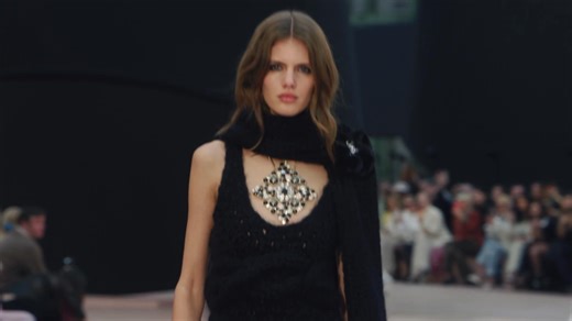 【秀场直击】Chanel 2025秋冬发布会 珍珠斜纹，锋芒逐冬｜官方超清