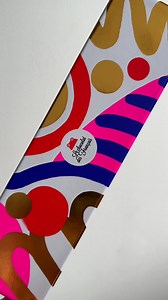 À la recherche d'une belle attention pour votre mamie ? On a la solution : un coffret personnalisé de chocolat bio unique et gourmand, créé spécialement pour elle. C'est très simple : RDV sur notre site, choisissez la taille du coffret, composez votre message et faites-vous livrer à domicile avant sa fête le 02 mars 😇 🇫🇷 Chocolats fabriqués en France 🚚 Livraison express et soignée | Le chocolat des Français