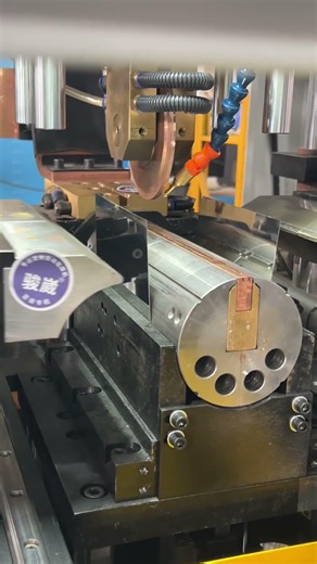 This automatic round welding is mesmerizing .Watching this weld itself is addictive