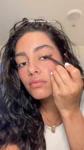 Gabriella Isabel on Instagram: "I was in a big time rush so my 5 min makeup routine was clutch 🤪✨ PRODUCTS: • @charlottetilbury flawless filter • @makeupbymario blush veil in Perfect Pink • @lauramercier translucent powder • @maccosmeticsusa eyeliner in Photogravure • @benefitcosmetics roller lash mascara • @fentybeauty lipgloss"