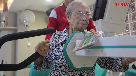 WATCH: Before she started on the strength-training programme called Gym Tonic, Madam Lau Soon Siang, 97, could not walk two housing blocks without taking a break. She had also slipped on a banana peel and hurt her back only a few months ago. But now she can walk "two blocks" without needing to sit and rest. “I even know how to go to Ang Mo Kio,” she told TODAY. Read: http://bit.ly/2nX6sNk (Video: Jason Quah/TODAY) | TODAY