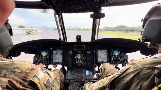 美国飞行员驾驶CH-47奇努克直升机，驾驶舱内固定相机视角