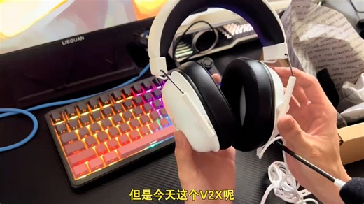 7497197500701773083这个白色特别版本颜值很高，240g轻量化久戴不累，配上7.1环绕音效，深受许多打瓦选手喜爱#雷蛇 #头戴式耳机 #雷蛇旋风