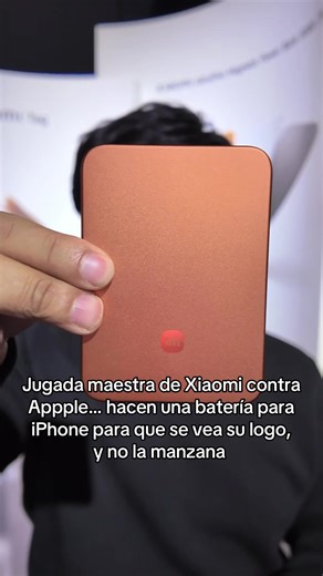 Xiaomi siendo genio… hacen una batería para iPhone con los colores de los nuevos iPhone 17 Pro Max y así tapan la manzana y queda su logo visible pues como es súper delgada, los usuarios de iPhone la pueden llevar puesta todo el tiempo. #tecnologia #android #xiaomi #apple #iphone