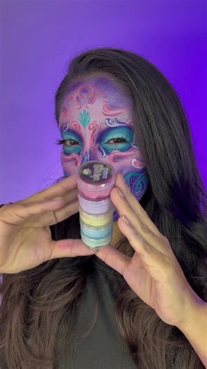 🦄✨ ¡La magia sí existe y está en nuestra Torre de Unicornio Bellet! ✨🦄 Una explosión de color, brillo y fantasía que no puede faltar en tu colección 💖🌈 Perfecta para crear maquillajes llenos de imaginación, looks de fantasía y, por supuesto, ¡hacer que tus creaciones destaquen! 🎨✨ ¿Ya tienes la tuya? 🦄💕 📩 Mándanos DM para pedir la tuya y déjate llevar por la magia de Bellet. ✨ @Alma Mua #CosméticosBellet #TorreDeUnicornio #Unicornio #BodyPaint #MaquillajeDeFantasía