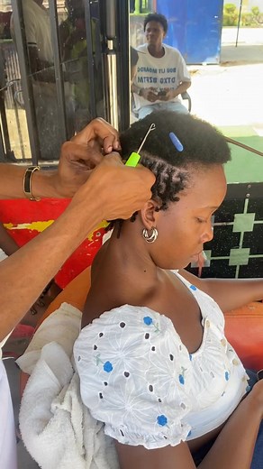 4.2K views · 53 reactions | MiCROLOCKS são dreadlocks finos que com o passar do tempo eles ficam mais lindo  então Eu preparei um curso digital com 10 aulas diretas ao ponto, onde te ensino passo a passo como criar e aplicar Dreads de forma totalmente profissional.” #dreadslockchallenge #Aplicação #EstiloComAtitude | Dreadlocks E Beleza | Facebook