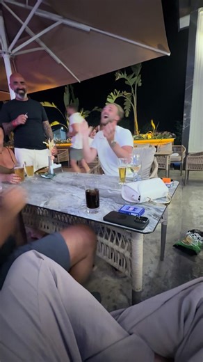 my dad said he could hypnotise someone so he said yes…i’m howling everyone was looking🤣#hypnosis #prank #joke #turkey