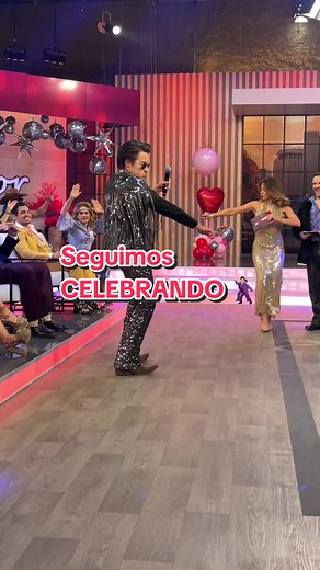 Celebrando el programa 100 de Enamorándonos