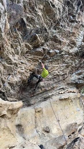 Después de un par de caídas en la estación 😅 Vakugan mi primer 12 machetuno ⛓️⛓️😎😎 #climbing #rockclimbing #rockclimber #escaladacolombia | Santiago Tobon