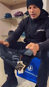 Scarpe da mountain bike impermeabili per giornate avventurose 🔥 ADIDAS TRAILCROSS GTX 👍🏻 Queste scarpe da mountain bike adidas Five Ten Trailcross bilanciano l’efficienza della pedalata, la protezione dalle intemperie e la camminabilità. La membrana GORE-TEX impermeabile e traspirante mantiene i piedi asciutti isolandoli dal bagnato. La suola in gomma Stealth Phantom e il battistrada Dotty tengono i piedi ben piantati sui pedali e offrono una presa sicura nei tratti di hike-a-bike. Il design 