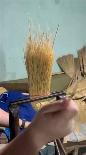 Tătarcă din Bihor ,lucrată manual, cu suflet și pricepere În inima Bihorului prinde viață o tradiție veche, păstrată cu grijă din generație în generație.Mături făcute de mâini harnice, împletite cu răbdare și migală. Fiecare piesă spune o poveste despre oameni simpli, dar bogați în meșteșug și dragoste pentru ceea ce fac. Lucrată manual , fiecare împletitură e unică. Din Bihor, pentru lume , cu autenticitate și frumusețe rurală. Cu suflet și pricepere ,exact așa cum au făcut bunicii noștri. Spri