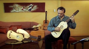 O alaúde é um instrumento de cordas dedilhadas que possui o corpo em formato de meia pêra, com as costas abauladas. Assim como o violão, seu braço contém trastos, porém é mais curto e mais largo. Na extremidade do braço, que é bem inclinada, se localizam as cravelhas para afinação. Em geral, possui 11 cordas (5 duplas e uma simples). Suas origens remetem ao Oriente Médio, aos mouros. Durante séculos de ocupação moura na península ibérica, entre a Idade Média e o Renascimento, o instrumento difun