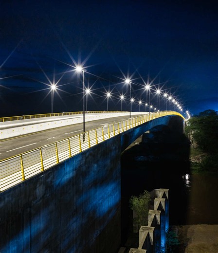 Ingeniería de clase mundial, construida en El Salvador🇸🇻 El Puente Binacional Manuel José Arce cruza el río Paz, es de gran longitud y sin columnas intermedias. Su cimentación incorpora 468 micropilotes y aislamiento sísmico. Una solución de ingeniería que obtuvo el primer lugar en la World Cup of Micropiles 2025.