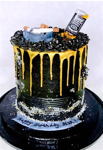Let’s take a closer look of this cool cakes for your man’s birthday 🥳 ✨🖤 Creative Cake Designs to Impress ✨🖤🤩 cheers 🥃 #uniquecakedesign, #cakedecorating, #viralvideo, #customizedcake, #foodtutorials #chocolatedripcake #coolcakes #cakeartist #chenjezzycoolcakes #creatorsearchinsight #creators