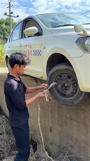 Car Wheel Accidentally Falls Off The Road Sill While Driving #automobile #drivingreview #accident