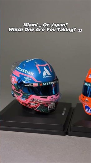 Two mini helmets of Alexander Albon 2025, Williams | Tibormodel.com #f1 #collecion #albon #williams