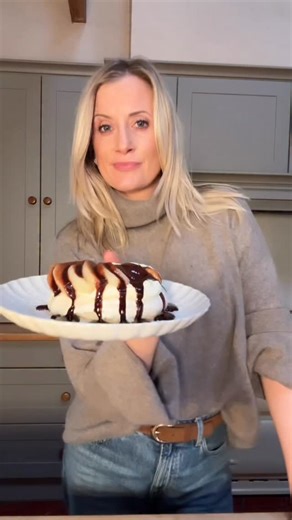 Sarah Butler on Instagram: "⚠️Brandy Chocolate Pear Nests ❤️ R E C I P E ⚠️ Prep time: 20 minutes Cook time: 1 hour (plus cooling) Serves: 4 Ingredients For the meringue nests 2 egg whites 125g icing sugar For the Chantilly cream 250ml fresh cream 2 tbsp icing sugar 1 tsp vanilla extract To serve 1 tin pears, drained and sliced For the brandy chocolate sauce 100g dark chocolate (70%), chopped 100g milk chocolate, chopped 40g butter 100ml fresh cream 1 tbsp brandy Method Preheat the oven to 140°C