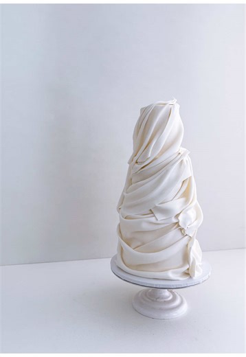 Drapes can take many forms and styles—sometimes neat and structured, other times loose and spontaneous. The most natural drapes feel effortless and flowing, almost like fabric caught in motion. Inspired by fashion and textile design, this sculptural texture adds depth, movement, and romance. It’s still one of the most defining and trendy wedding cake styles for 2026 #newzealandcakes #aucklandcakes #newzelandcakes