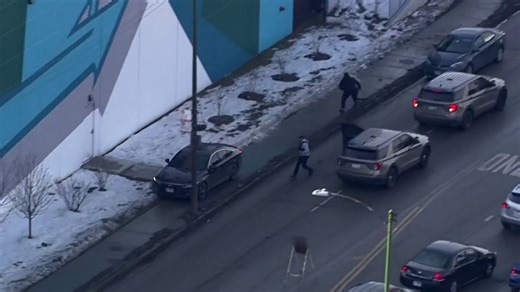VIDEO: Manhunt underway after dramatic high-speed police chase travels across Chicago