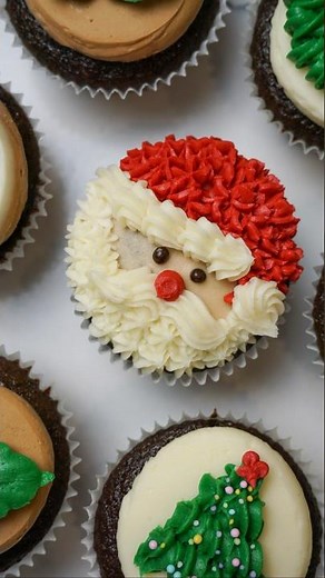 Gonna be hitting yall with a mini Christmas cupcake series this week! Part 1: Santa cupcakes🎅🧁