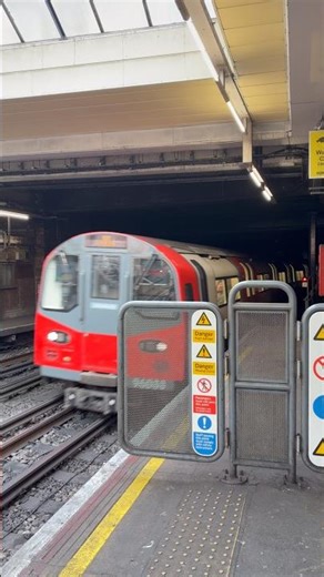 Jubilee Line: Arriving At Finchley Road ~ #train #trainspotting