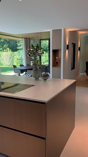 Zelf was je natuurlijk al lang gewend aan dat afbladderende keukenkastje. En dat rare hoekje met stekkers en draden in de woonkamer. En die loszittende plinten her en der. Maar dan belt dus je collega aan om iets op te halen. Of je schoonouders nadat ze lange tijd in Spanje hebben gewoond. Of die moeder van school met wie je niet per se bevriend bent, maar die wel altijd een perfect huis lijkt te hebben. En dan bekruipt het je… Want je ziet je huis opeens door hun ogen. Je ziet opeens dat het he